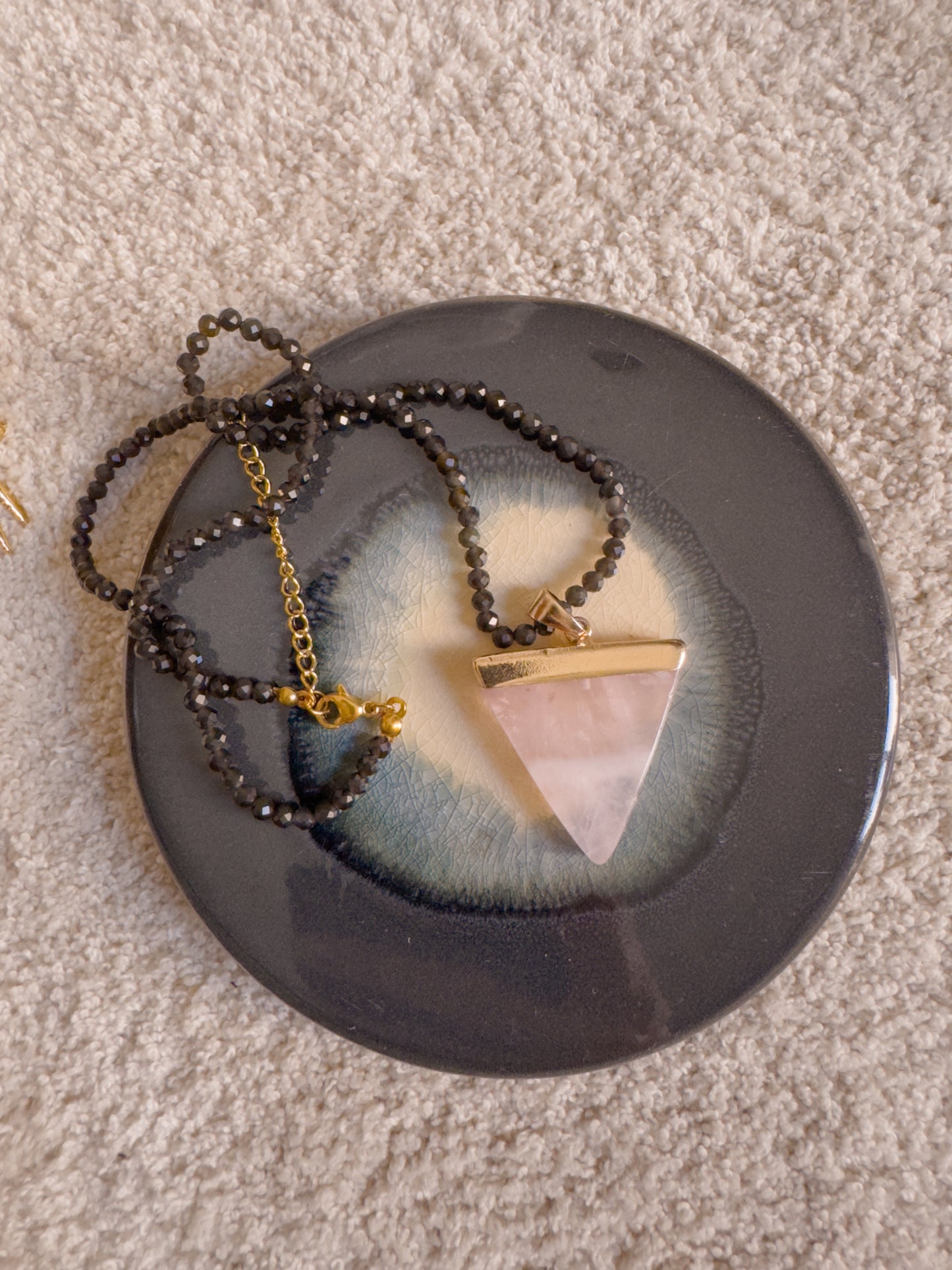 COLLAR QUARTZ TRIANGLE